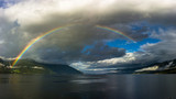 Regenbogen über Fjord