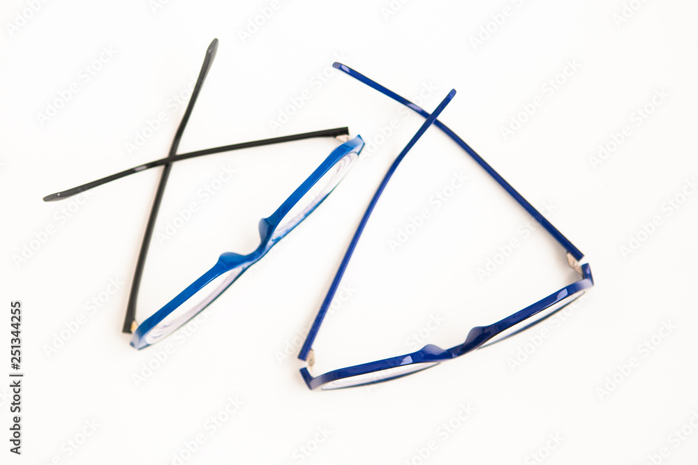 Naklejka premium Two glasses in the blue frame on a white ground, flat lay