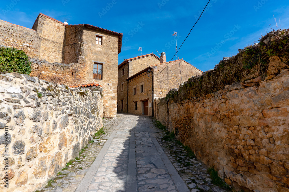 Naklejka premium Calle rural en Orbaneja del Castillo