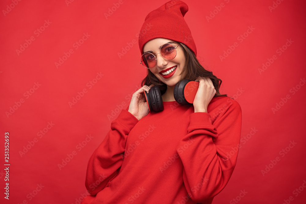 Obraz premium Content girl in red outfit and sunglasses