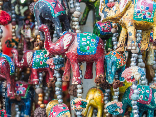 roter Elefant, elefanten, 7 elefanten, glücksbringer, talisman, elefantenkette, elefant, glück, wohlstand, bunt, farbig, basar, dekoration, Glöckchen,