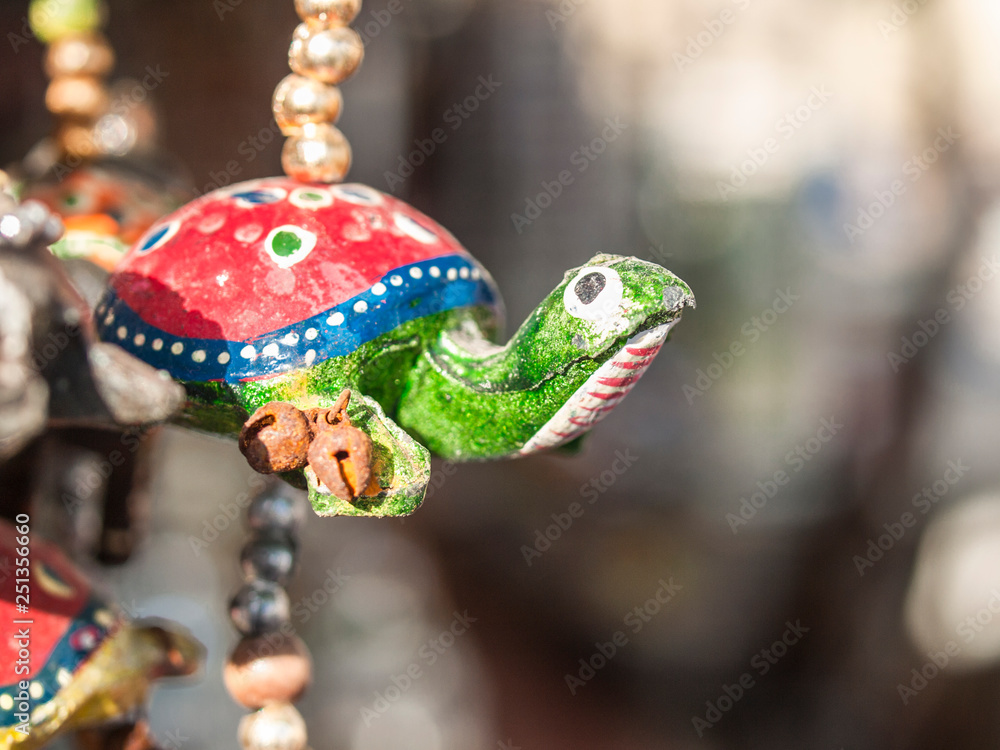 Schildkrötenanhänger, grüne Schildkröte, grün, rot, blau, glücksbringer, talisman, langsam, glück, wohlstand, bunt, farbig, basar, dekoration, Glöckchen, Schildkrötenanhänger, grüne Schildkröte, grün, rot, blau, glücksbringer, talisman, langsam, glück, wohlstand, bunt, farbig, basar, dekoration, Glöckchen,
