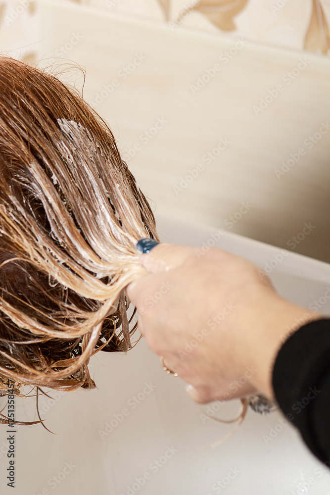 Naklejka premium Hairdresser apply hairmask
