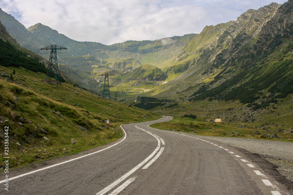 Naklejka premium road in mountains