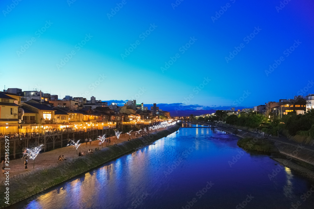 Obraz premium 夏の京都 鴨川の夕景