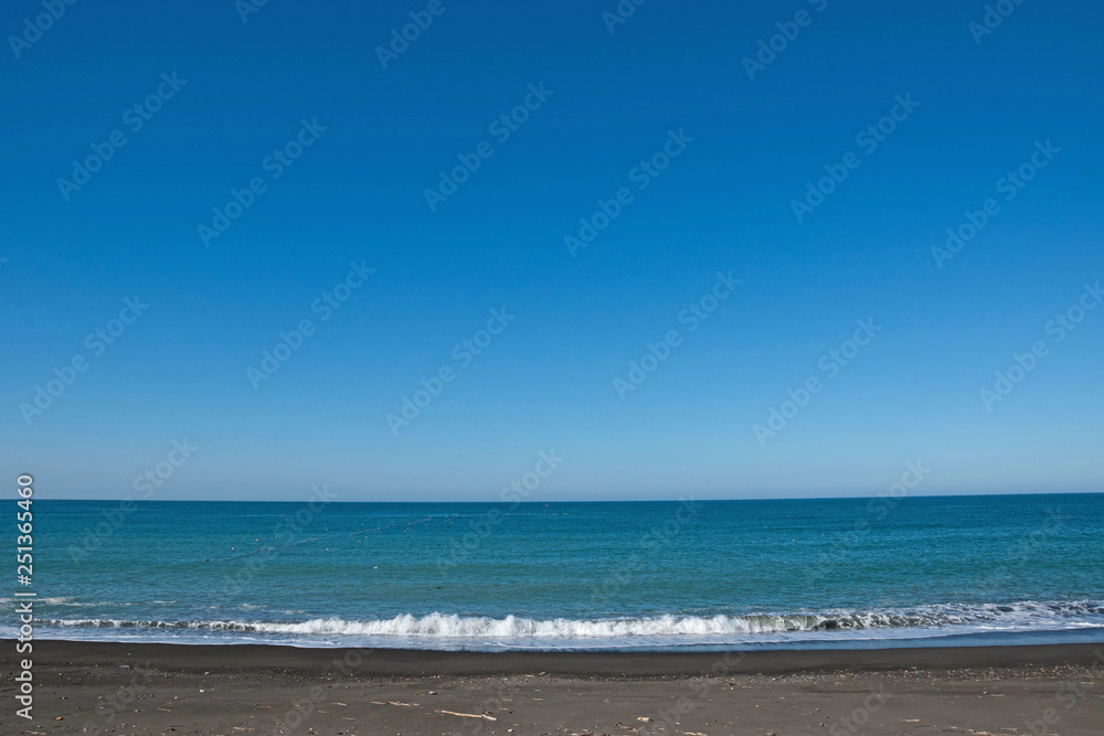 青い海と砂浜に打ち寄せる波