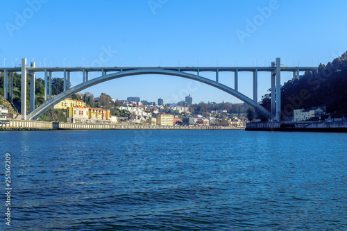 Arrabida bridge, and the Douro river, in Porto © RnDmS