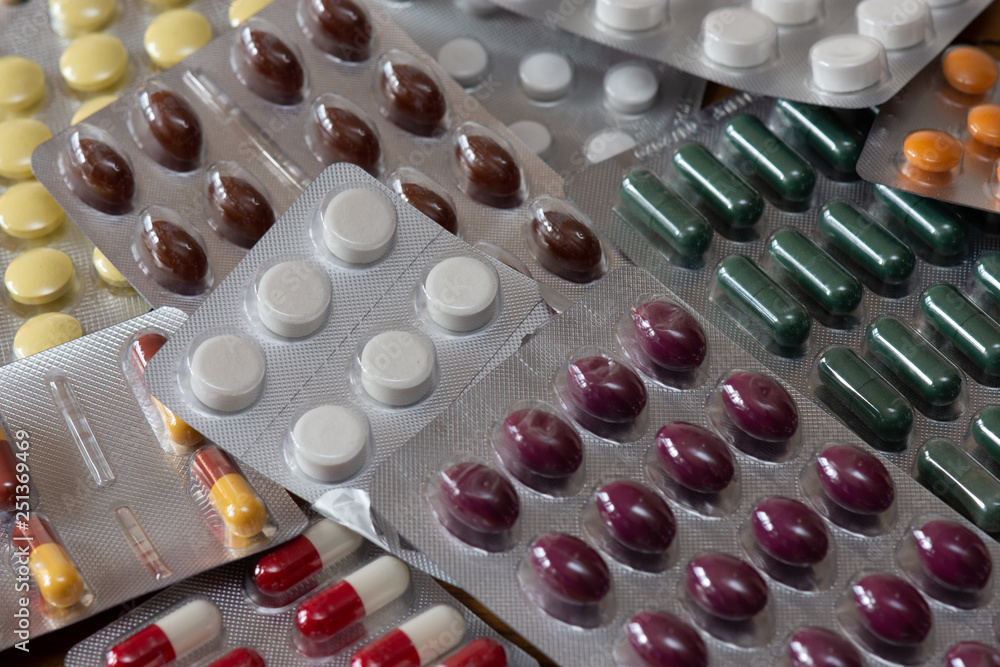 Plaquettes de différents types de comprimés et de pilules sous blister ...