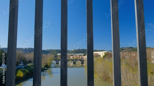 Gaviota volando entre el Puente Milvio y el Puente Flaminio, río Tíber. Roma, Italia photo