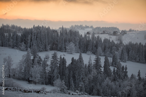 Piękny zimowy krajobraz w polskich górach