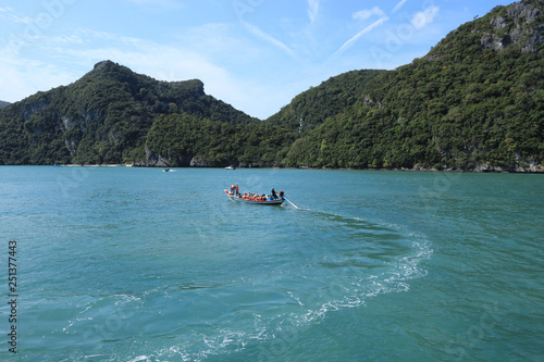 Small boats accept tourists to go to the island to watch the scenery and swim.