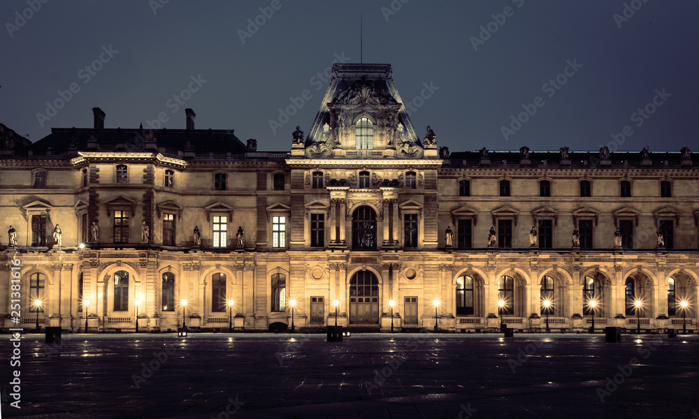 Obraz premium Louvre Building
