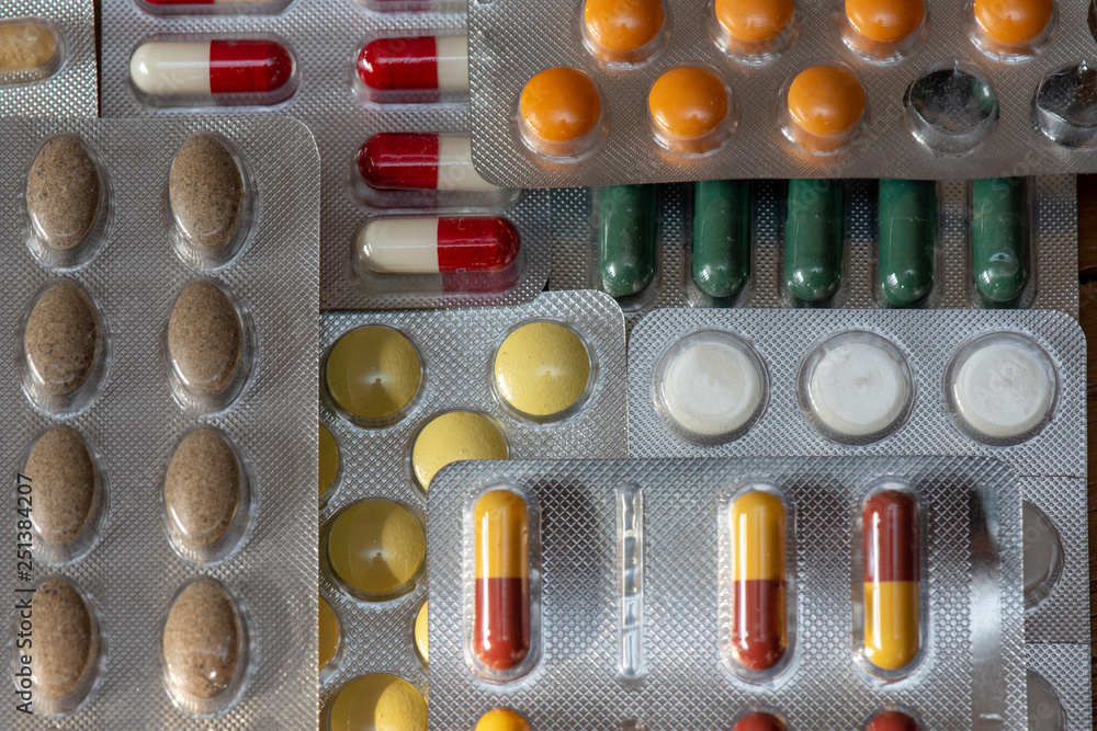Plaquettes de différents types de comprimés et de pilules sous blister ...
