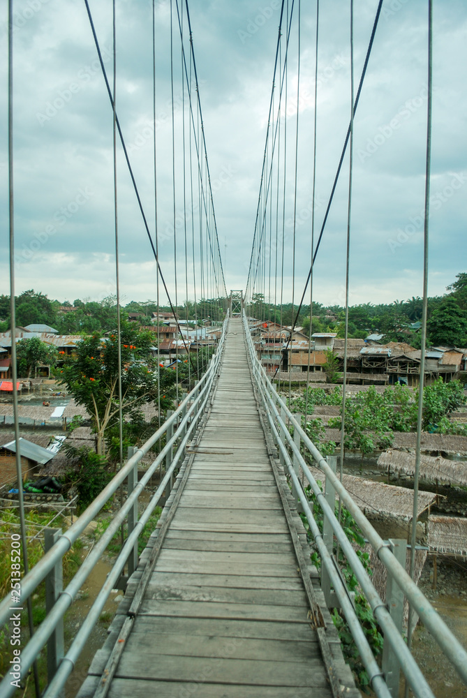 Obraz premium Hanging bridge in Bukit Lawang, Sumatra, Indonesia.