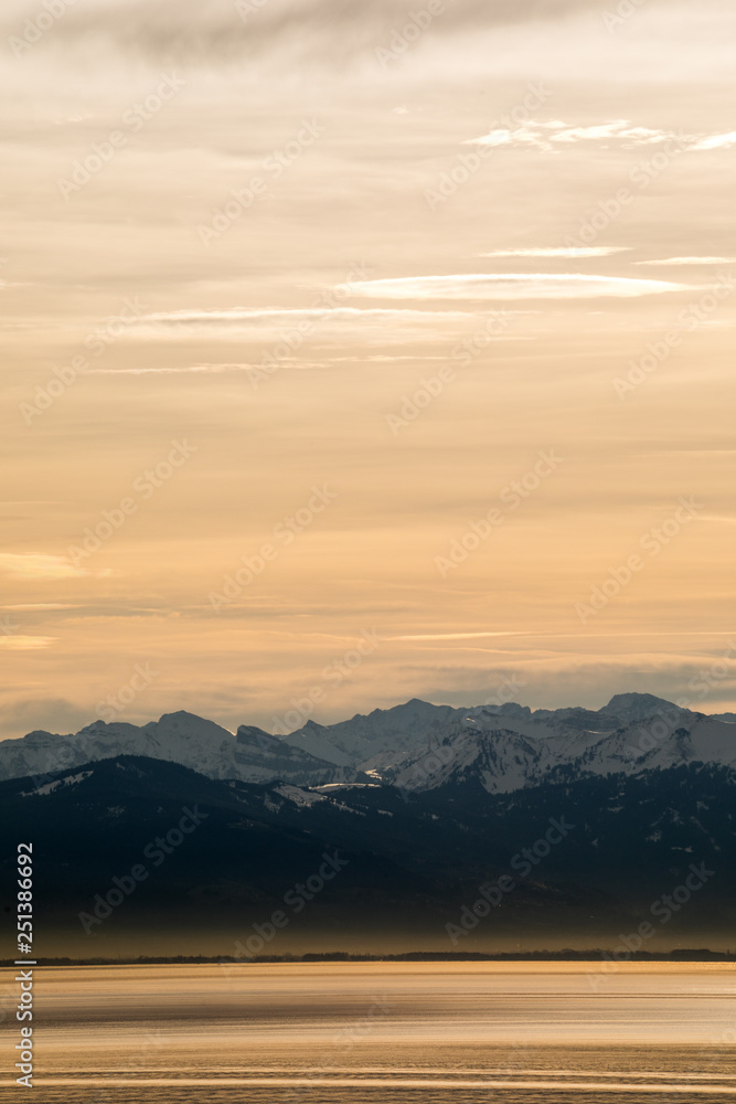 Fototapeta premium Sonnenaufgang über dem Bodensee