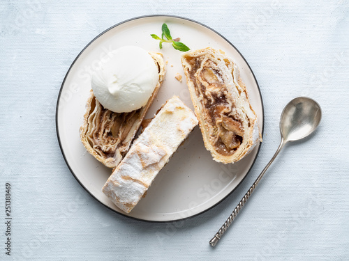 Cuadro en lienzo Apple strudel with ice cream and cinnamon