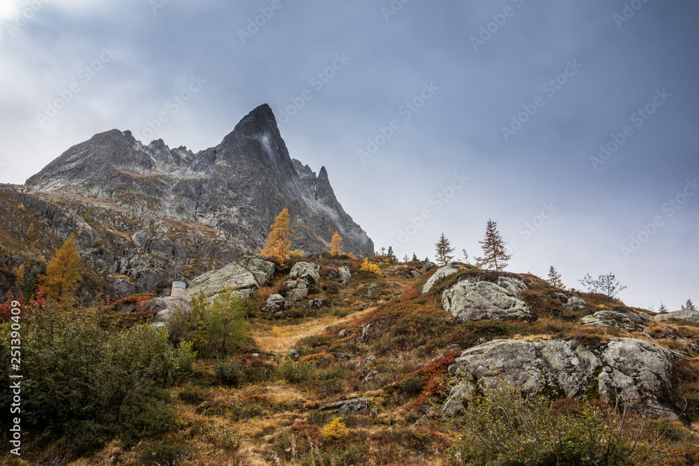 Die wunderbare Bergwelt des Wallis im Herbst 