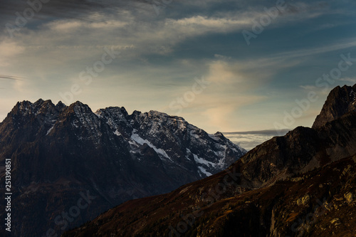 Die wunderbare Bergwelt des Wallis im Herbst 