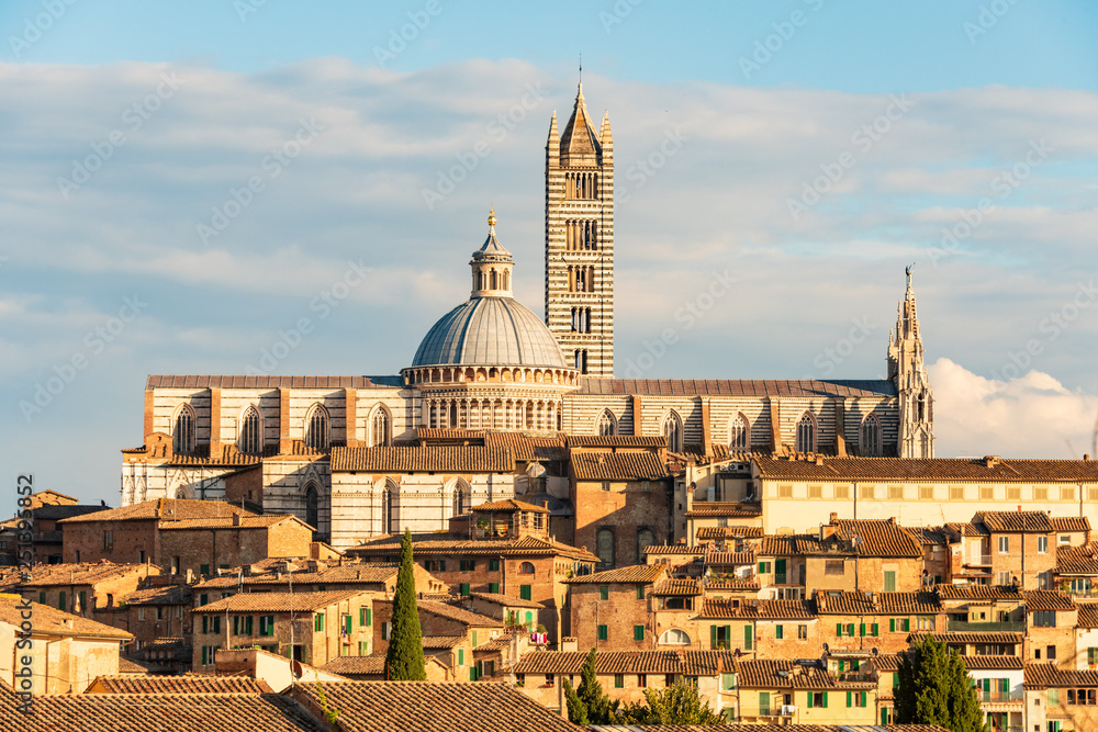 Stimmungsvoll das Stadtpanorama von Siena im spätsommerlichem Abendlicht