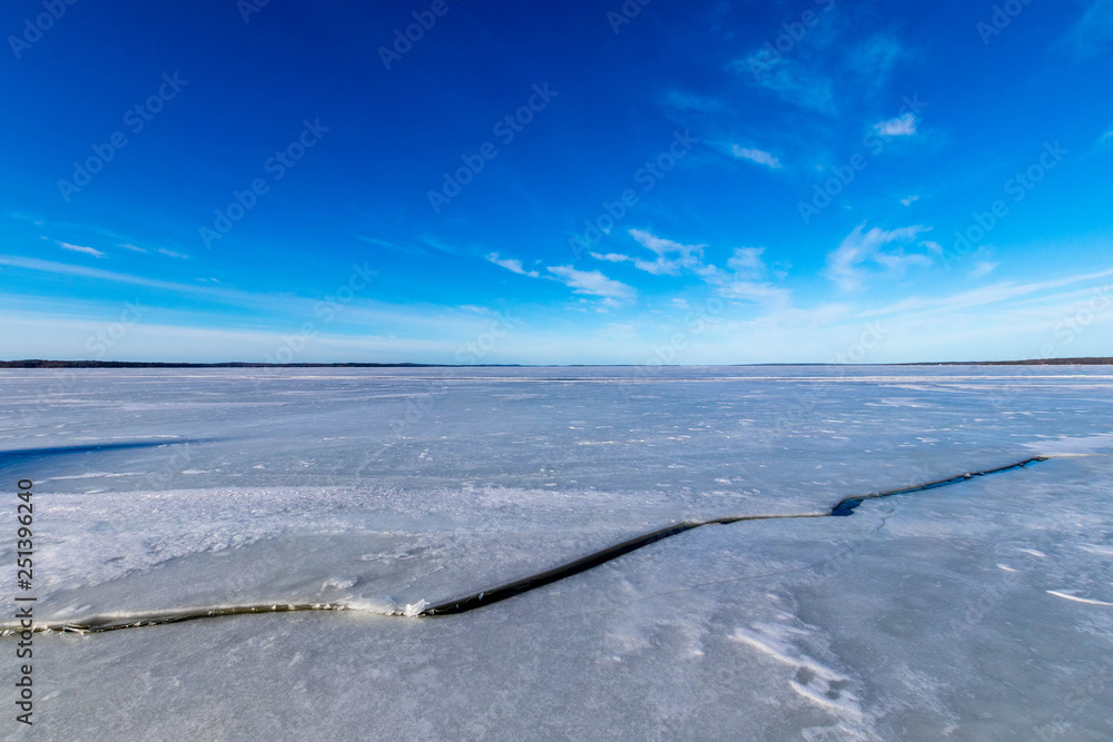Obraz premium Cracks in lake ice