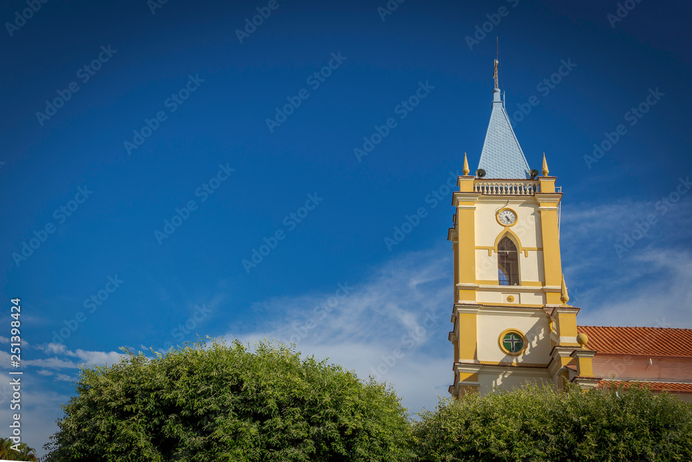 Torre da Igreja Matriz de Guarani, Minas Gerais, Brasil, construída em 1849.