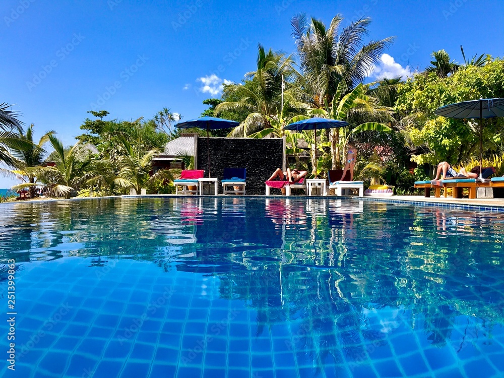 piscine a débordement bleu