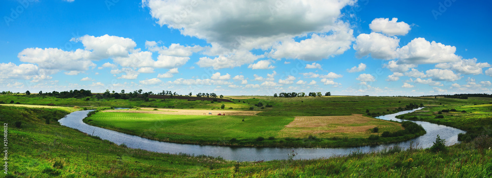 Fototapeta Letni krajobraz kraju z zakolu rzeki, zielonej łące i pól