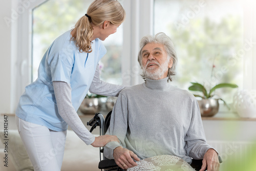 Senior und Pflegerin