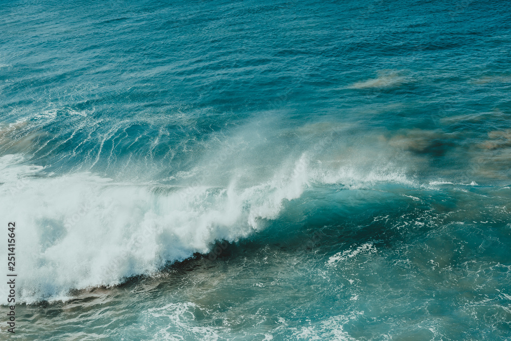Fototapeta premium plakat oceaniczny. fala i piasek