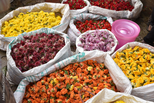 Sacs de fleurs au marché de Madurai, Inde du Sud