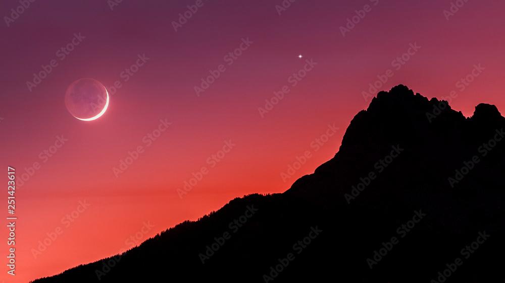 Obraz premium La Lune et Venus sur les Aiguilles de Chabrières. The Moon and Venus together at the sunset over mountains