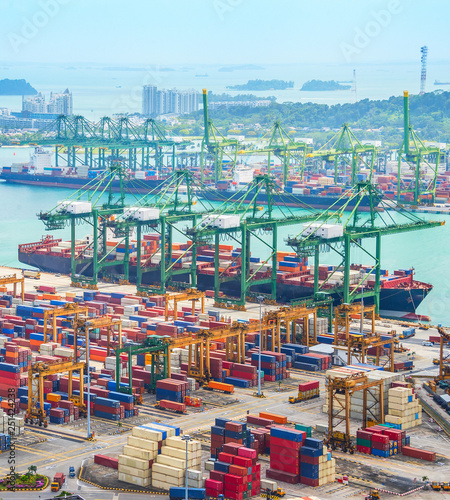 Singapore cargo shipping po...
