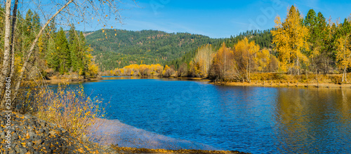 Fototapeta Naklejka Na Ścianę i Meble -  River in autumn forest