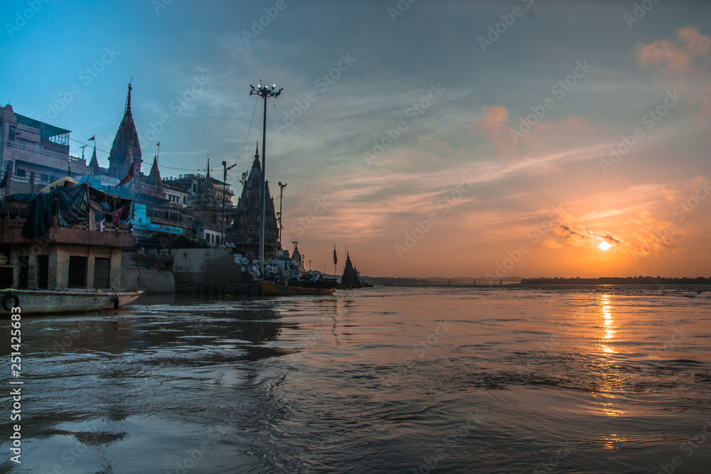 Río Ganges en Varanasi, India. Fotos tomadas desde una barca, copy-space
