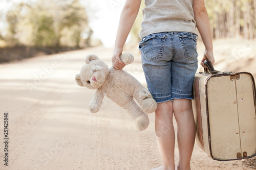 Tableau sur toile Little Girl with Ragged Teddybear and Suitcase - Poverty, Homelessness, Runaway