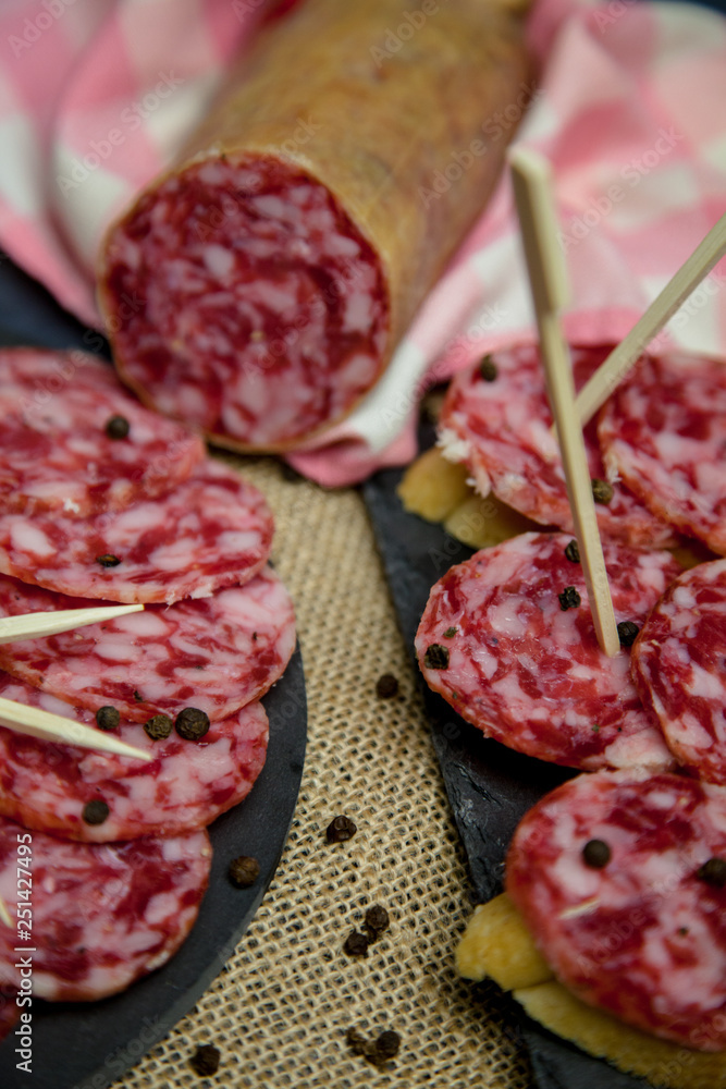 Aperitivo de salami con tostadas