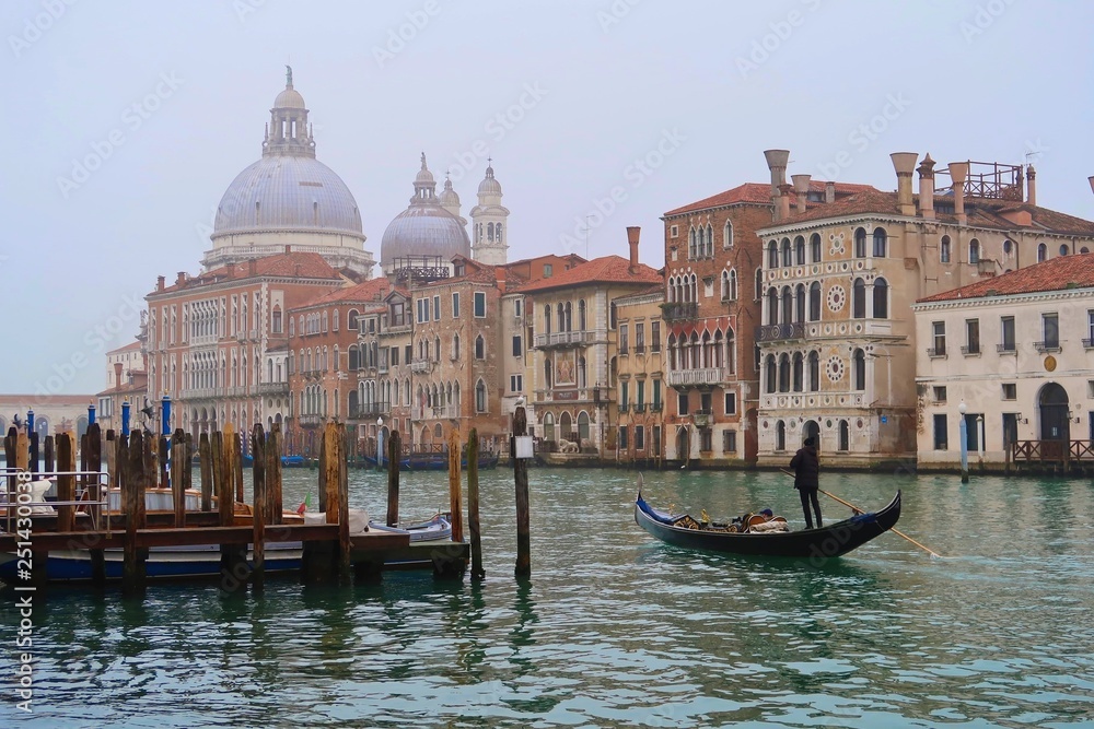 Venise, gondole naviguant sur le Grand Canal, avec vue sur la basilique Santa Maria della Salute (Italie)