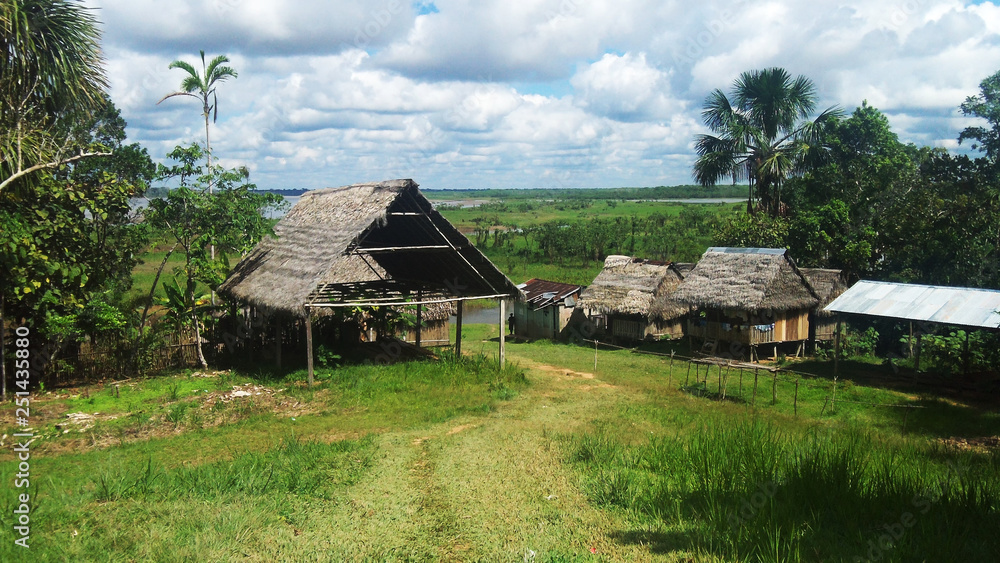 Viviendas tradicionales amazónicas en una aldea cerca al río Marañón