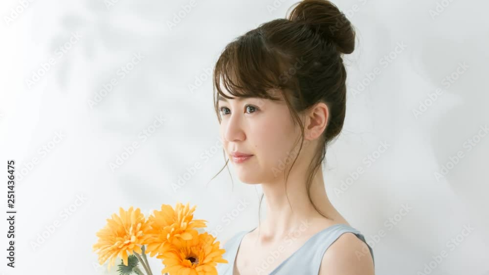 4K・花を持つ女性