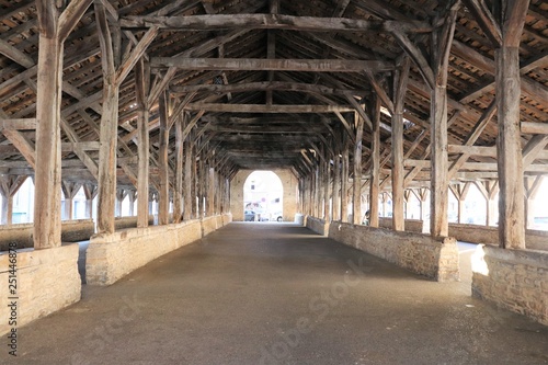 HALLE DU MARCHE - VILLAGE MEDIEVAL DE CREMIEU - ISERE - RHONE ALPES