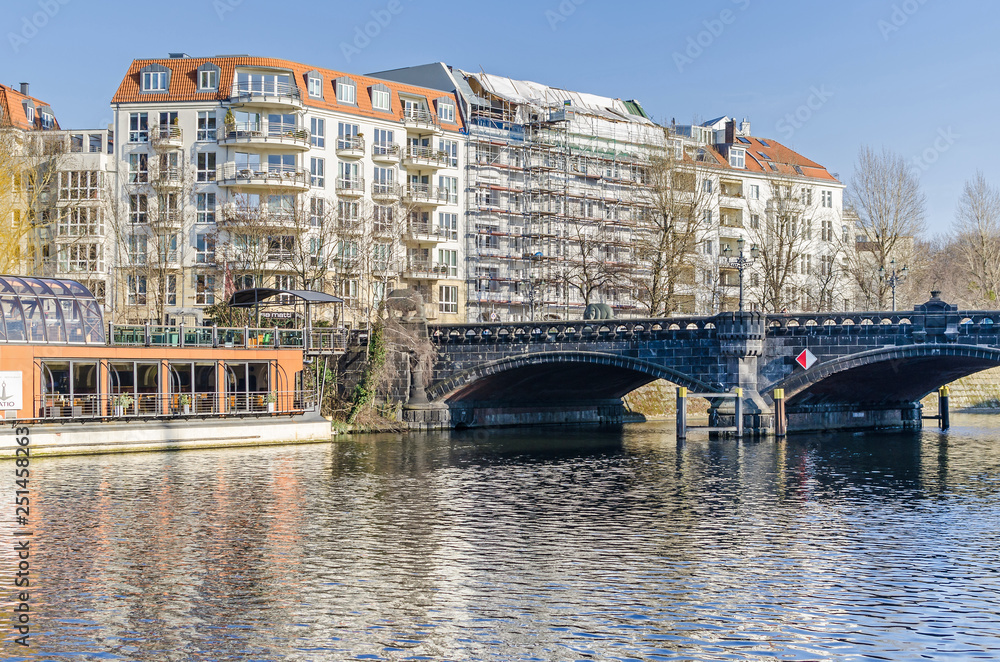 River Spree and the Spree-Bogen with the residential buildings, the restaurantship PATIO and Moabiter bridge