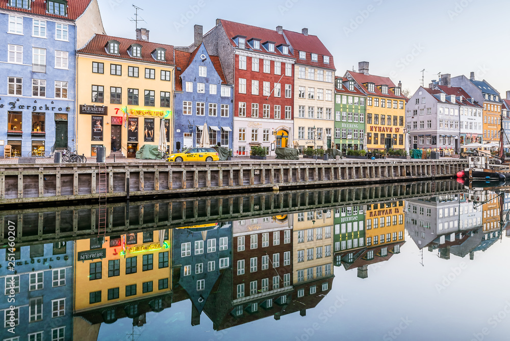 Φωτογραφία Reataurants on the quay of Nyhavn Canal reflecting in the calm water