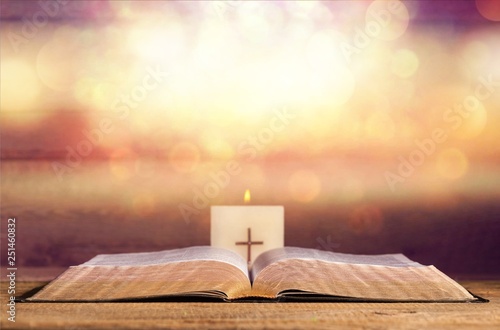 Bild auf Leinwand Open Holy bible book on background