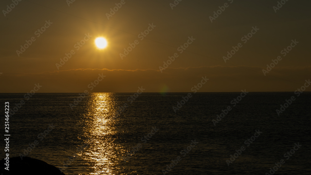 Obraz premium Amanecer con el sol a la izquierda