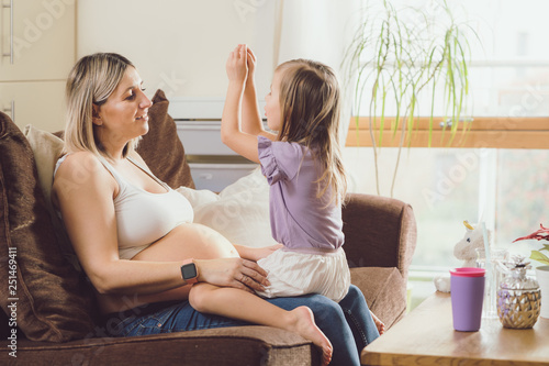 Obraz na płótnie Mother mom daughter girl pregnant living room happiness w salonie
