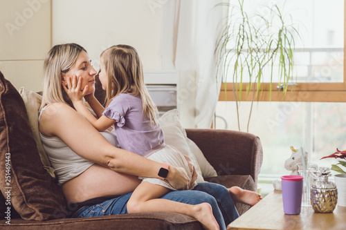 Obraz na płótnie Mother mom daughter girl pregnant living room happiness w salonie