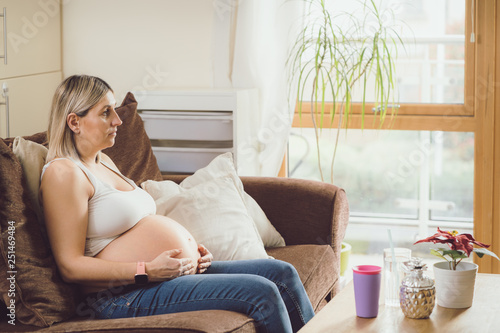 Obraz na płótnie Mother mom daughter girl pregnant living room happiness w salonie