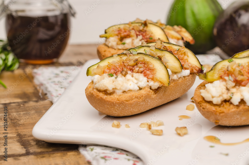 Swedish toasts with figs, cheese, rosemary, honey and walnuts