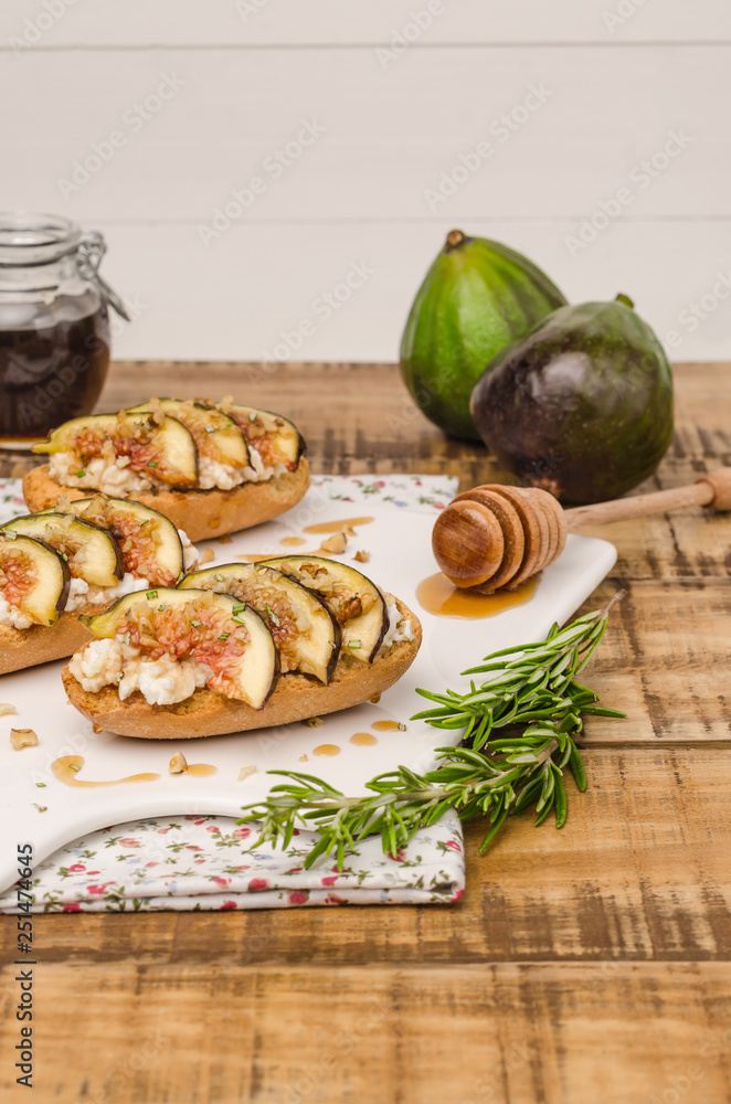 Swedish toasts with figs, cheese, rosemary, honey and walnuts