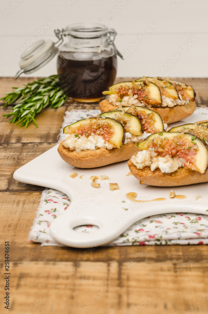 Swedish toasts with figs, cheese, rosemary, honey and walnuts Swedish toasts with figs, cheese, rosemary, honey and walnuts